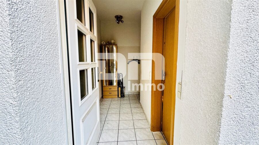 1 - 2 Familienhaus inkl. Anbau BJ 1995 in hervorragender Lage mit Gartenbereich und Nebengebäude - EG Flur / Diele - 2. Zugang